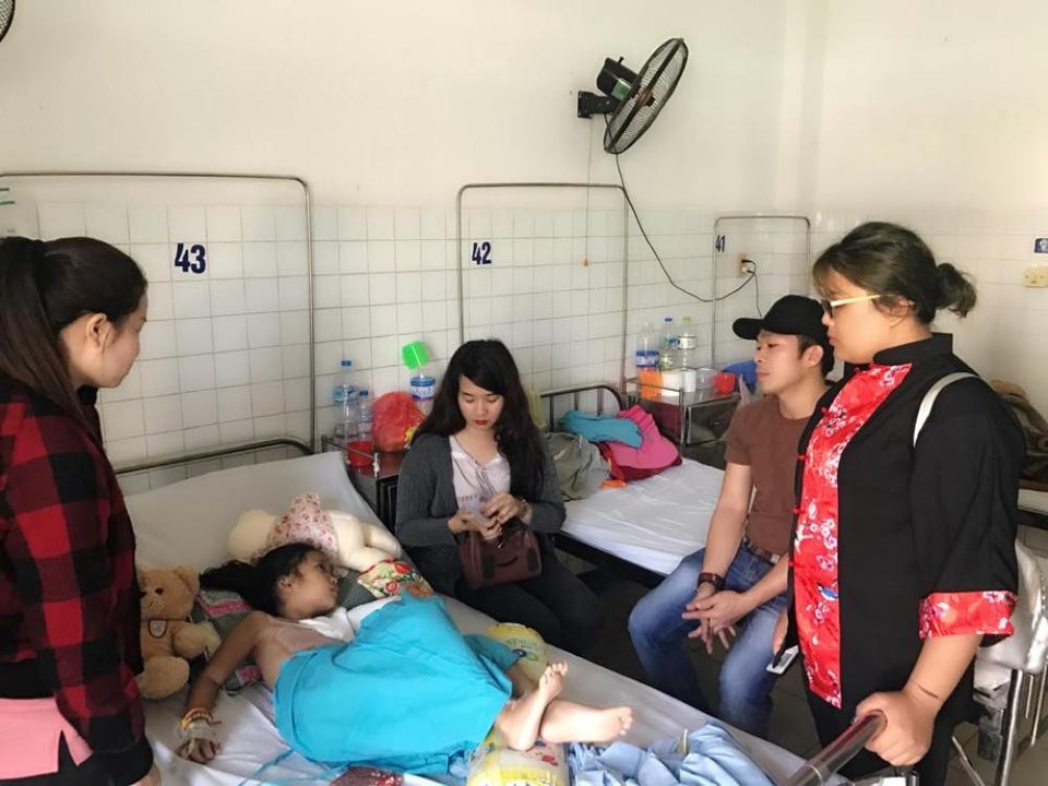 Phiên chợ "ảo", nghĩa tình thật ở Quảng Ngãi - 4
Nhóm FQng trao số tiền 30 triệu đồng vận động được tại phiên chợ thứ 8 cho bé Bùi Huyền Minh Thư.