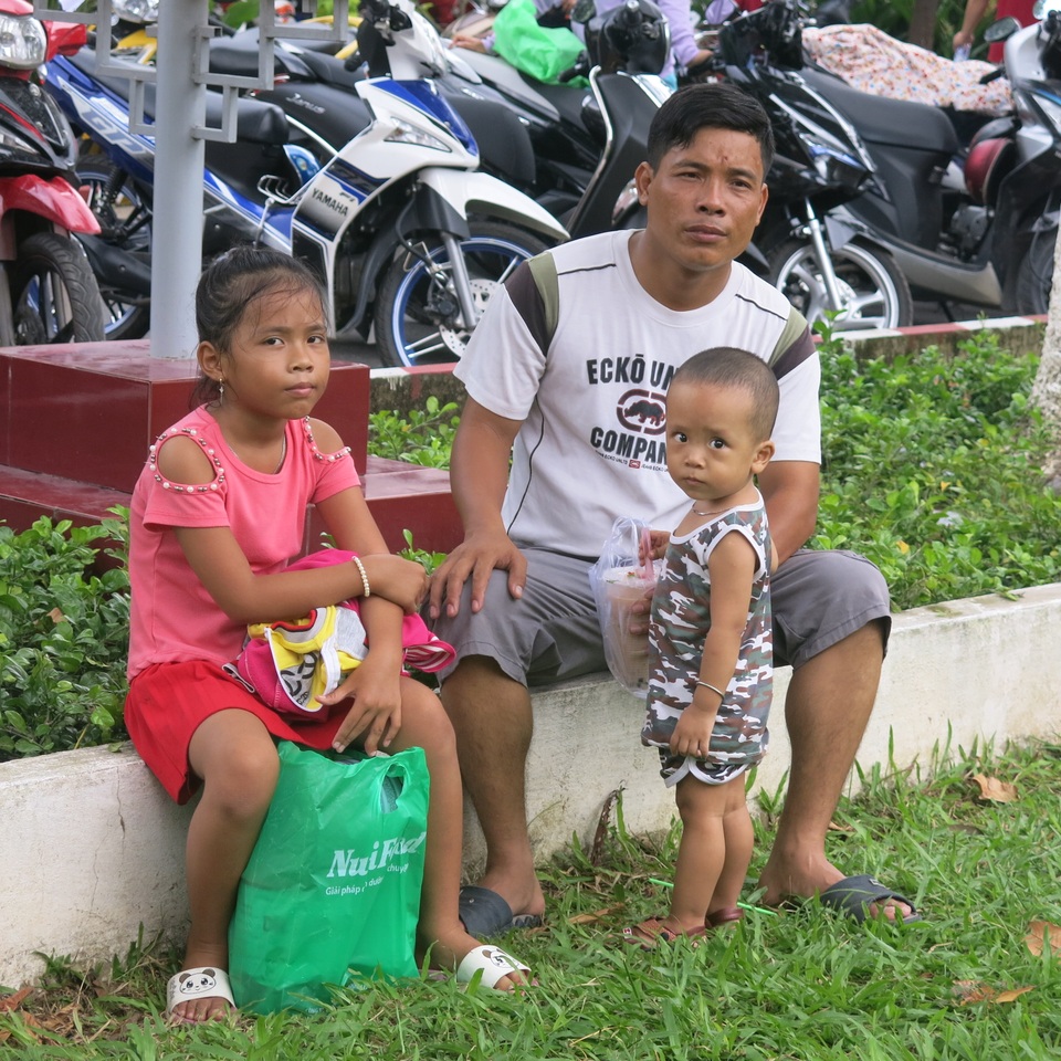 Doanh nghiệp đồng hành và hỗ trợ công nhân Bình Dương hơn 5 tỷ đồng - 4
Một gia đình công nhân nhận được quà từ NutiFood