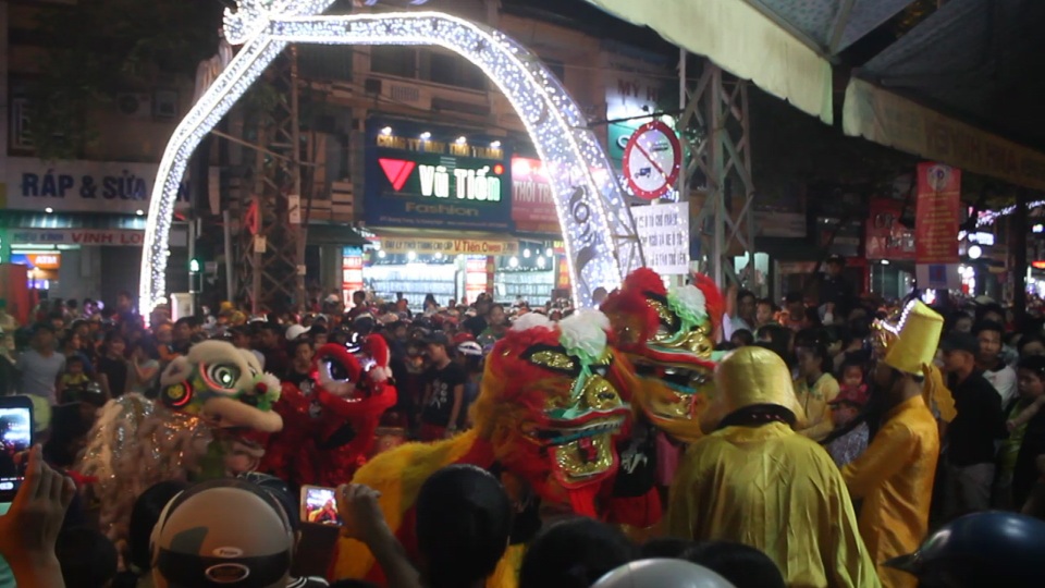 Đường phố tê liệt vì hàng nghìn người xem múa lân - 4 Đường phố tê liệt vì hàng nghìn người xem múa lân - 4