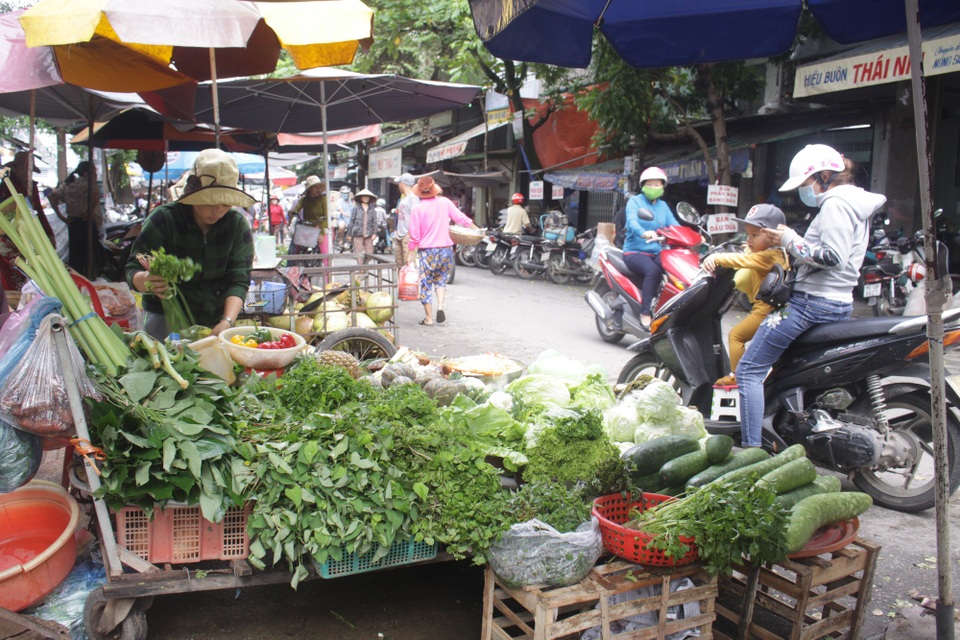 Miền Trung: Mưa lũ kéo dài, giá rau xanh tăng phi mã - 4 Giá rau tại Quảng Ngãi tăng từ 13.000 - 15.000 đồng/kg, riêng giá các loại rau thơm tăng từ 2 - 4 lần so với ngày thường