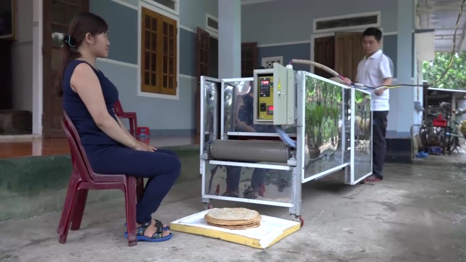 Độc đáo máy nướng bánh tráng đa năng bằng tia hồng ngoại - 4 Anh Nở tiếp tục cải tiến sản phẩm đạt hiệu quả tối ưu, giảm giá thành sản phẩm để phục vụ người nông dân