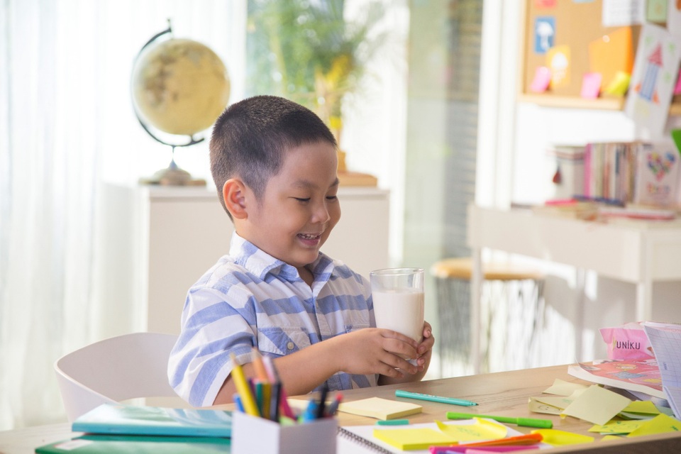 Nuôi dạy con thông minh vượt trội: Dễ hay khó? - 5 Nếu không đủ sữa mẹ, phụ huynh nên chọn các loại sữa chứa Lutein, Cholin, Taurin, DHA, AHA…