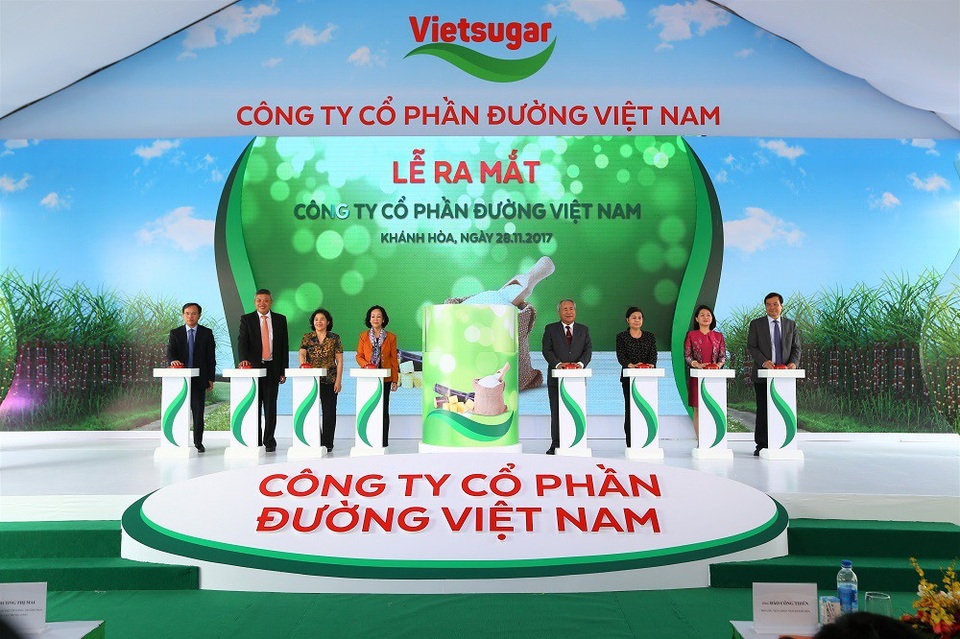 Vinamilk công bố đầu tư tiền tỷ vào ngành mía đường - 3 Các khách mời thực hiện nghi lễ ra mắt logo Công ty cổ phần đường Việt Nam