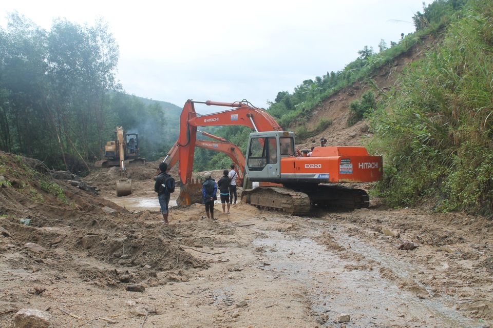 500 hộ dân bị cô lập gần 1 tháng vì sạt lở núi - 4
Nhiều người dân đứng nhìn đoạn đường bị sạt lở, đất đá vùi lấp rồi thở dài quay về