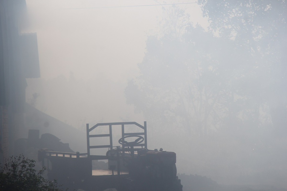 Khoảng 8h sáng, khói vẫn dày đặc che khuất tầm nhìn, ảnh hưởng tới giao thông