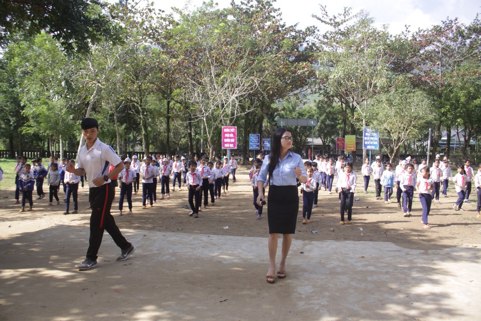 Hoạt động nhảy Cha cha cha có sự tham gia của các thầy cô giáo