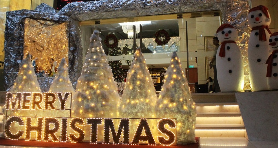 Người dân Đà thành náo nức đón Noel sớm - 6
Nhiều nhà hàng, khách sạn, quán cafe trang hoàng lộng lẫy bằng cây thông, cỗ xe tuần lộc, tượng người tuyết, thu hút rất nhiều bạn trẻ đến chụp hình.