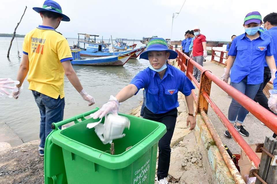 Các bạn trẻ PNJ tham gia nhặt rác, làm sạch môi trường