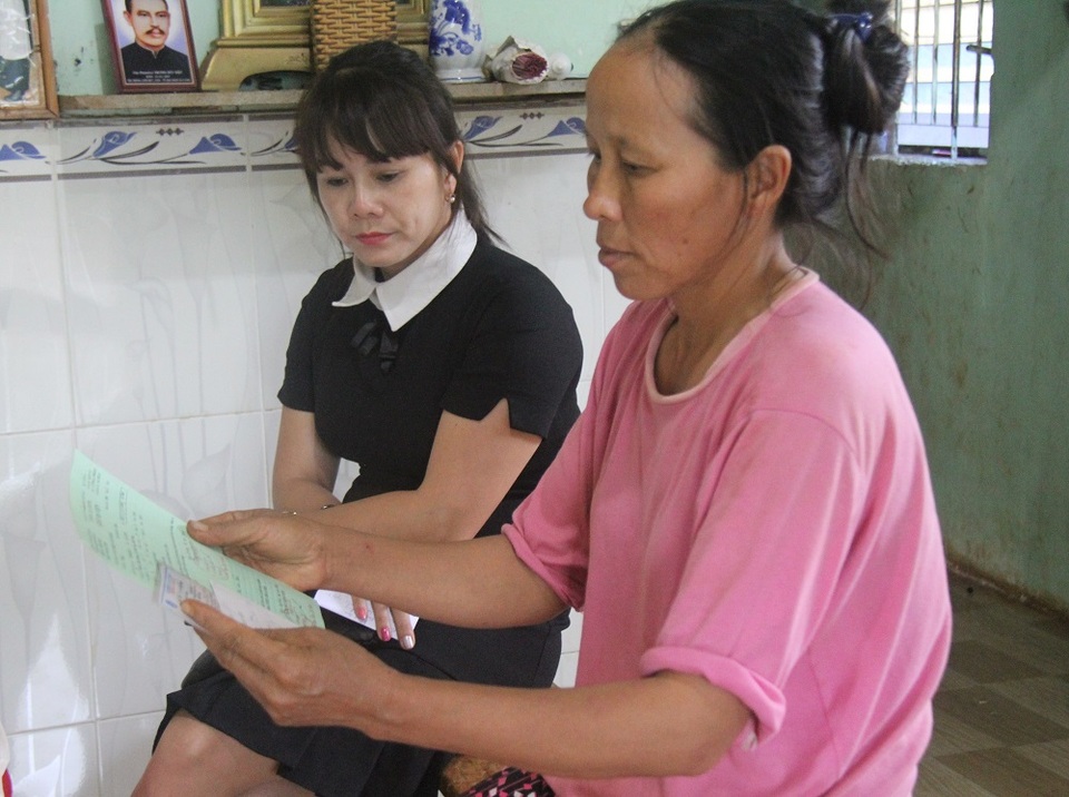 Nỗi day dứt của người vợ nghèo lặng lẽ lo hậu sự cho chồng con - 4
Chồng, con mắc bệnh hiểm nghèo nhưng một mình cô Hoa (áo hồng) không cáng đáng nổi