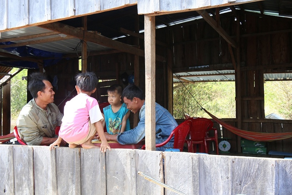 Tết chông chênh giữa lòng hồ thủy điện - 4
Ngày Tết là thời gian rảnh rỗi, thảnh thơi nhất của chú Sơn (áo khoác xám)