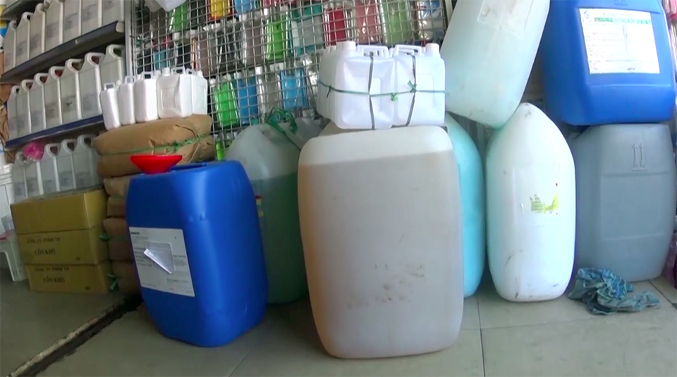 TPHCM: Tràn lan hoá chất làm rượu độc hại - 4 Hàng loạt các loại hương liệu khác nhau được các tiểu thương bán công khai dù không rõ nguồn gốc