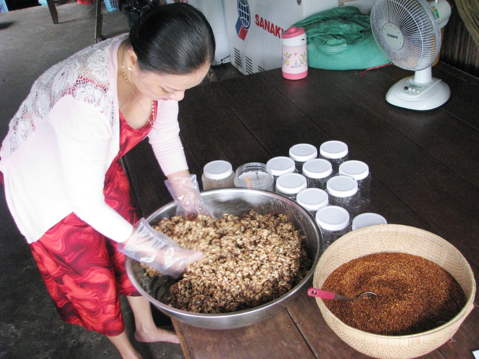 Từ mật ngọt đến... mắm ong rừng U Minh Hạ - 3 Bà Trần Cẩm Vân đang làm món mắm ong