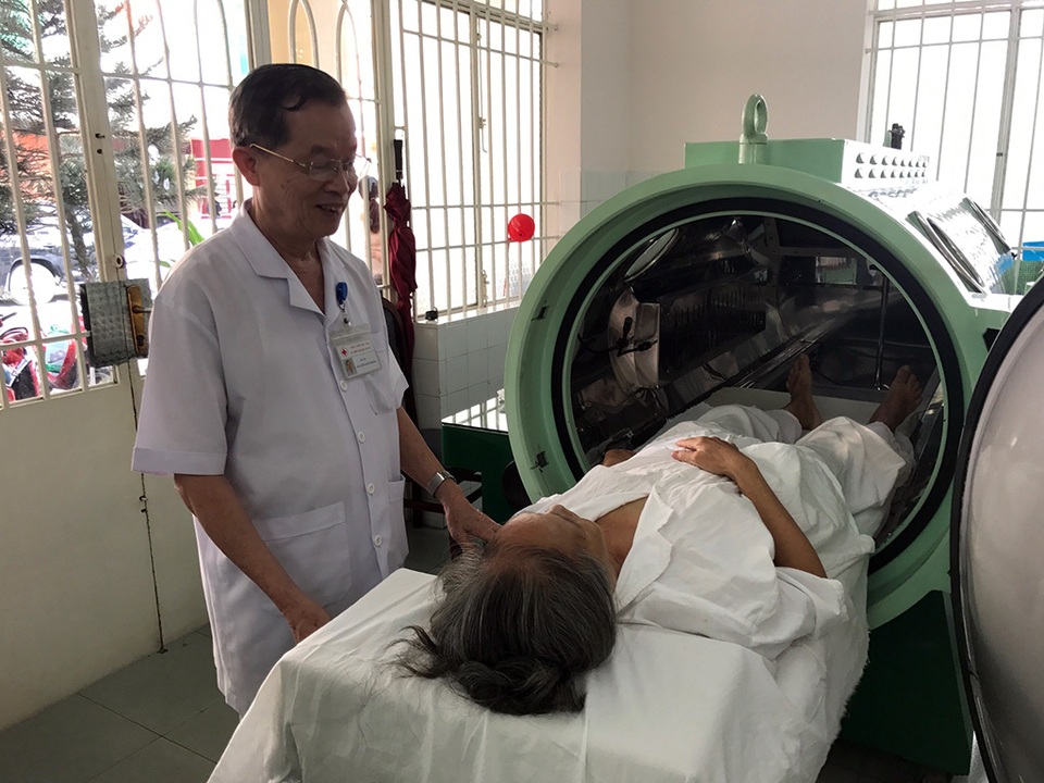 Người Sài Gòn đổ xô đi chữa bệnh bằng... "hít thở" không khí sạch - 5 Bác sĩ Nguyễn Kim Phong cho rằng đây là phương pháp điều trị hiện đại và được nhiều nước phát triển áp dụng.