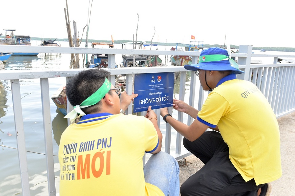 Nhân viên công ty vàng ra đảo chống... "giặc rác" - 5