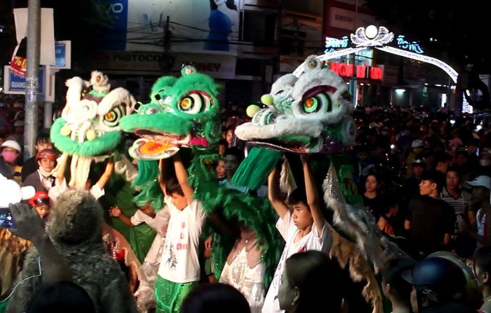 Đường phố tê liệt vì hàng nghìn người xem múa lân - 5
Những đoàn lân được đầu tư khá hoành tráng thu hút rất đông người dân.