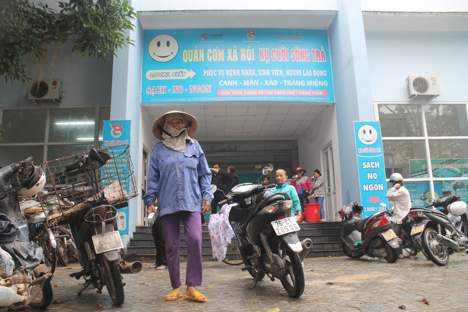 Quảng Ngãi: Ấm áp quán cơm 2.000 đồng "Nụ cười sông Trà" - 5 Quán cơm Nụ cười sông Trà đã trở thành điểm đến quen thuộc của những hoàn cảnh khó khăn
