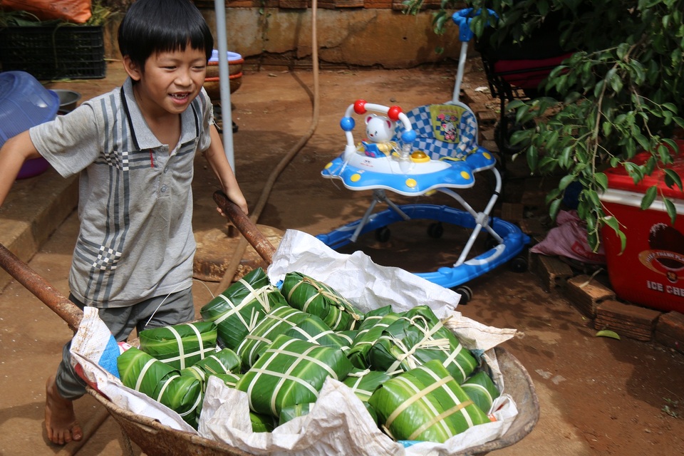 Kiếm trăm triệu nhờ gói 10.000 chiếc bánh chưng dịp Tết - 4 Từ người lớn đến trẻ nhỏ đều được huy động để gói bánh chưng phục vụ Tết