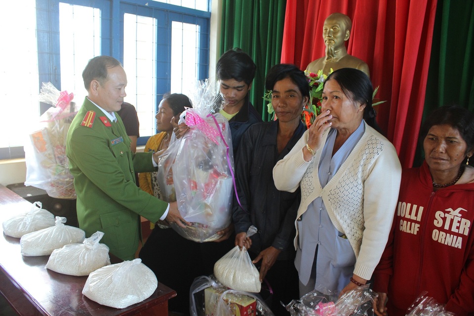 Ban giám thị trại giam tổ chức tặng quà cho các gia đình khó khăn trên địa bàn huyện Đắk G’Long