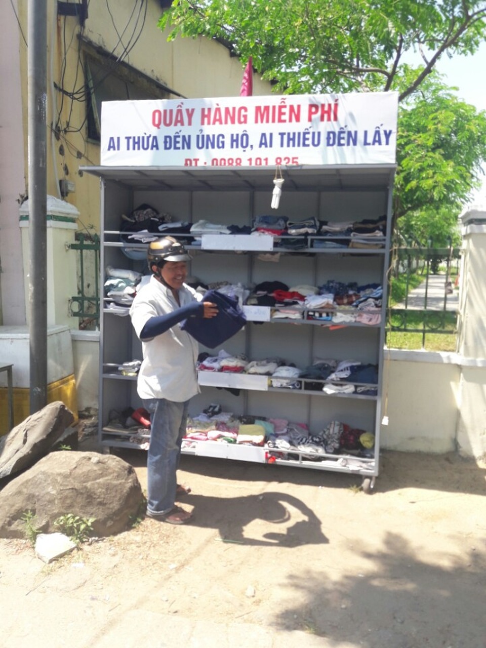 Tủ quần áo từ thiện đã xuất hiện ở Đà Nẵng - 3 Người đàn ông vui mừng vì đã tìm được cái quần ưng ý