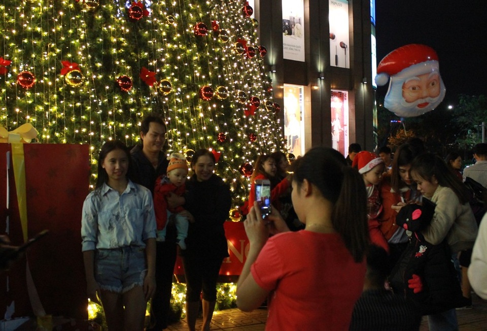 Người dân Đà thành náo nức đón Noel sớm - 7 Tại Trung tâm thương mại, cây thông trang trí bằng đèn nháy cao hơn 20 mét là nơi nhiều gia đình, nhiều bạn trẻ đến vui chơi, lưu lại những khoảnh khắc đáng nhớ.