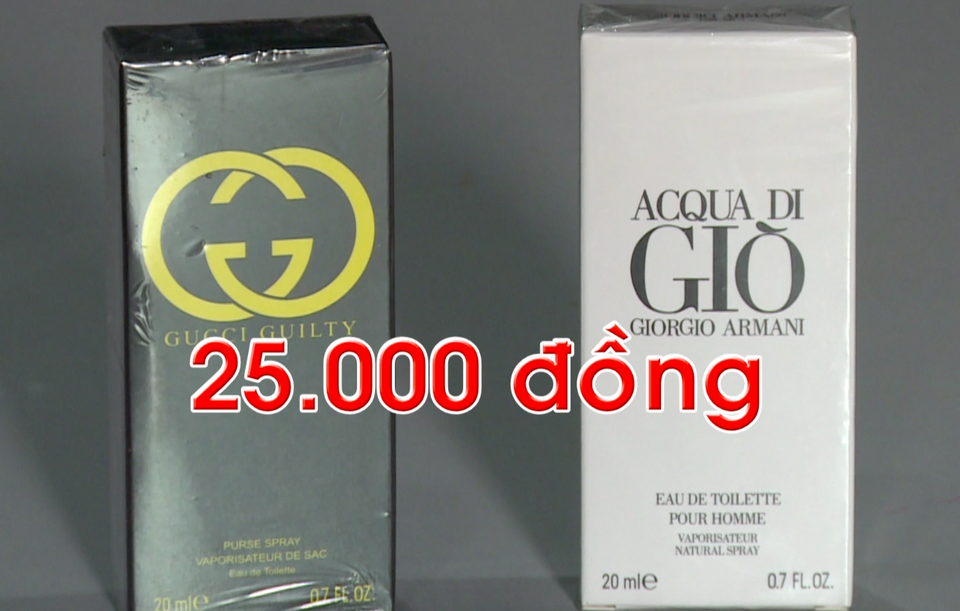 Nước hoa 2 triệu đồng, bán 25.000 đồng vẫn truy xuất được mã vạch - 2 Hai chai nước hoa PV mua với giá 25.000 đồng/chai và được các tiểu thương bán với mức giá từ 500.000 - 700.000 đồng