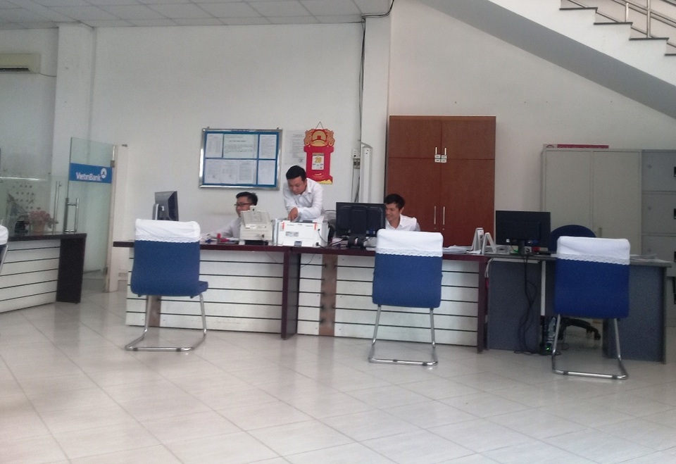 Bộ Công an vào cuộc điều tra vụ cướp ngân hàng ở Vĩnh Long - 1
Sáng nay chi nhánh ngân hàng Vietinbank Long Hồ - nơi xảy ra vụ cướp vào chiều hôm qua vẫn mở cửa hoạt động bình thường