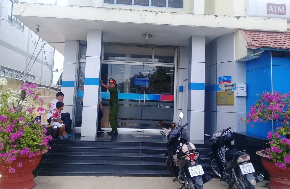 Bộ Công an vào cuộc điều tra vụ cướp ngân hàng ở Vĩnh Long - 2 Tuy nhiên bên ngoài ngân hàng công tác an ninh được thắt chặt hơn