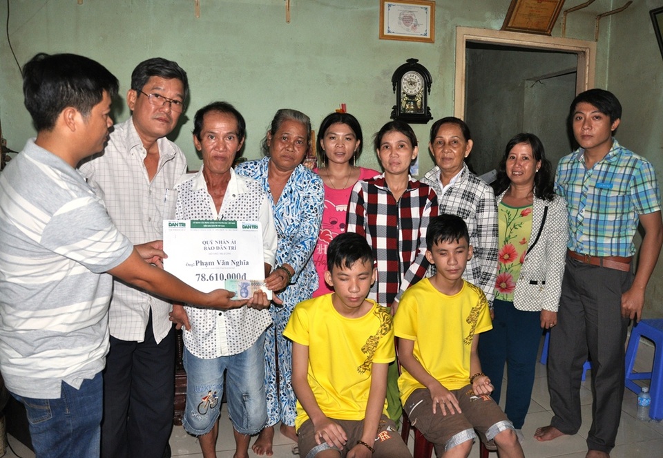 Trao hơn 78 triệu đồng đến 2 anh em sinh đôi mù lòa - 1 Đại diện bạn đọc, PV Dân trí trao tới gia đình anh Phạm Văn Nghĩa số tiền 78.610.000 đồng