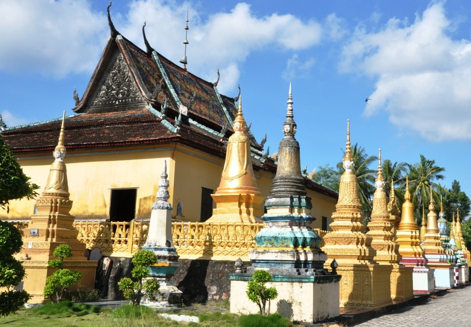Nét đẹp kiến trúc chùa Khmer ở An Giang - 2 Chùa của đồng bào Khmer đều mang phong cách kiến trúc đặc biệt.