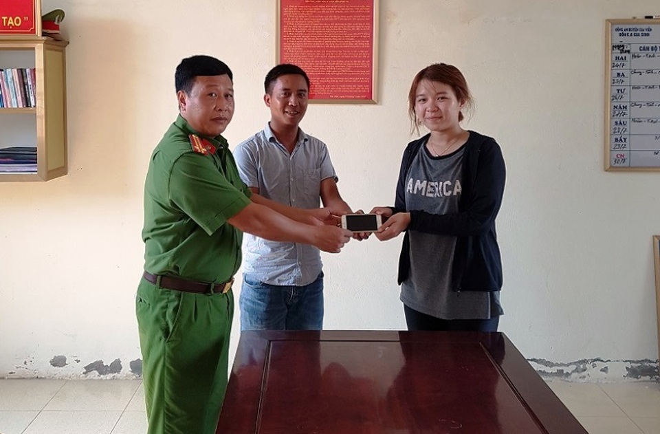 Công an Đồn Gia Sinh cùng anh Nam trao trả lại chiếc điện thoại trị giá 9 triệu đồng cho chị Hương ở Đà Nẵng.