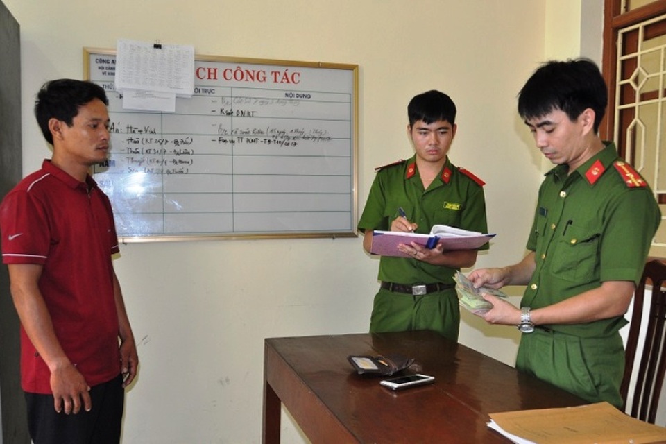 Quen qua mạng xã hội, hai phụ nữ bị tống tiền hình ảnh nhạy cảm - 1 Đối tượng Thám cùng tang vật bị bắt giữ tại cơ quan Công an.
