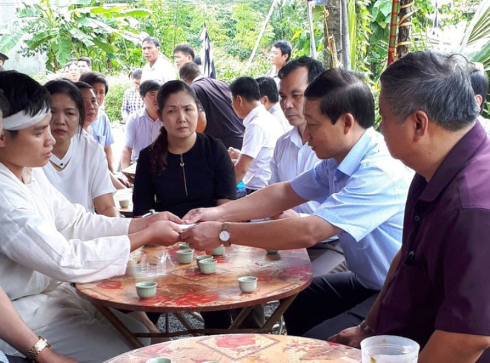Vừa đi làm được 10 ngày, hai nữ công chức bị đất vùi tử vong - 1 Ông Bùi Văn Cửu, Phó Chủ tịch UBND tỉnh Hòa Bình và lãnh đạo huyện Kim Bôi đã đến chia buồn, động viên gia đình nạn nhân Quách Thị Hà My (ảnh: Báo Hòa Bình)