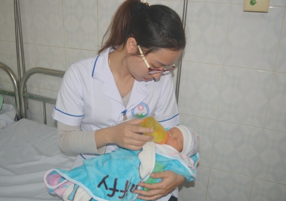 Cháu bé con sản phụ A. đang được các bác sĩ tại BVĐK Hòa Bình chăm sóc cách đặc biệt.
