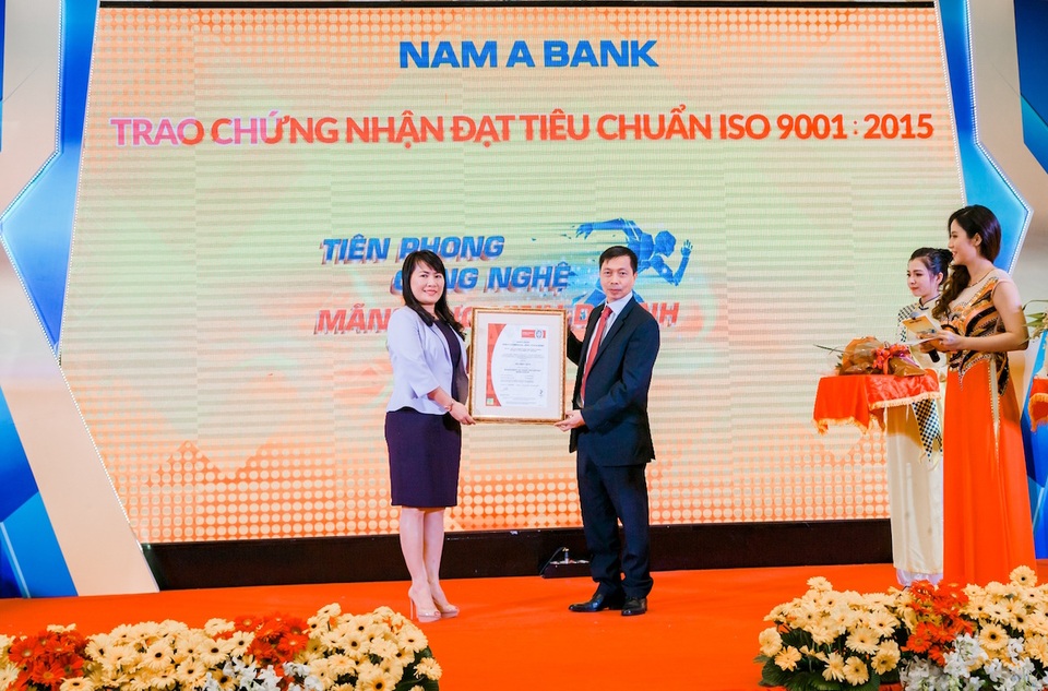 ​Bà Lương Thị Cẩm Tú – Tổng Giám đốc Nam A Bank nhận Chứng nhận tiêu chuẩn ISO 9001:2015