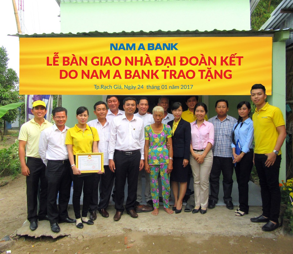 Nam A Bank trao tặng nhà đại đoàn kết cho các hộ nghèo ở Kiên Giang - 1 Ông Nguyễn Tấn Tài – Giám đốc Chi nhánh Nam A Bank Kiên Giang cùng đại diện UBMTTQ, UBND TP Rạch Giá trao nhà Đại đoàn kết cho gia đình bà Nguyễn Thị Hoa ở xã Phi Thông.