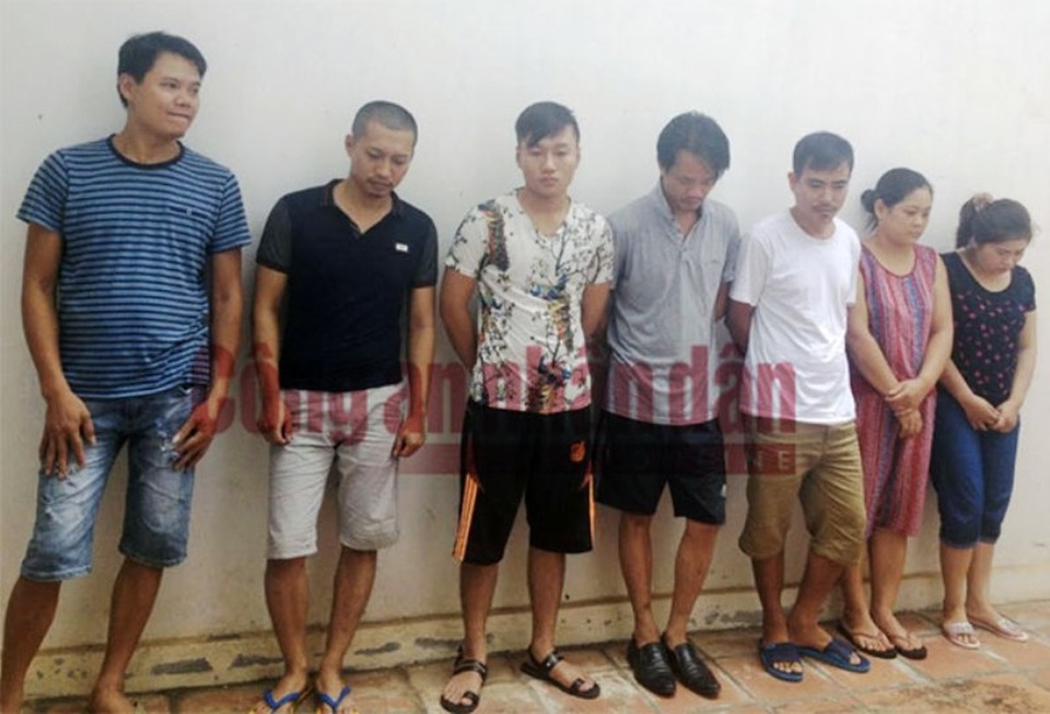 Đối tượng cầm đầu đường dây đánh bạc Đinh Văn Tuyên (thứ 3 từ trái sang) cùng các chủ lô, đề trong đường dây đánh bạc xuyên quốc gia bị bắt giữ (ảnh: CAND)