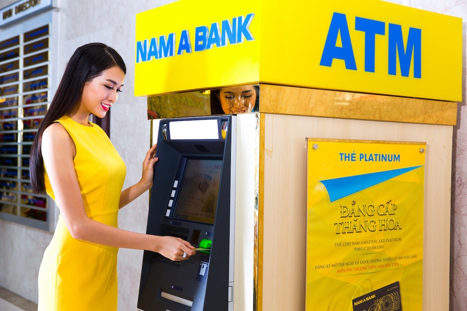 Ngân hàng đa dạng hoá sản phẩm dịch vụ để tăng tính cạnh tranh - 1 Các sản phẩm thẻ của Nam A Bank được hiện đại hóa dưới hình thức thẻ chip theo chuẩn quốc tế EMV nhằm tăng tính bảo mật cho chủ thẻ.