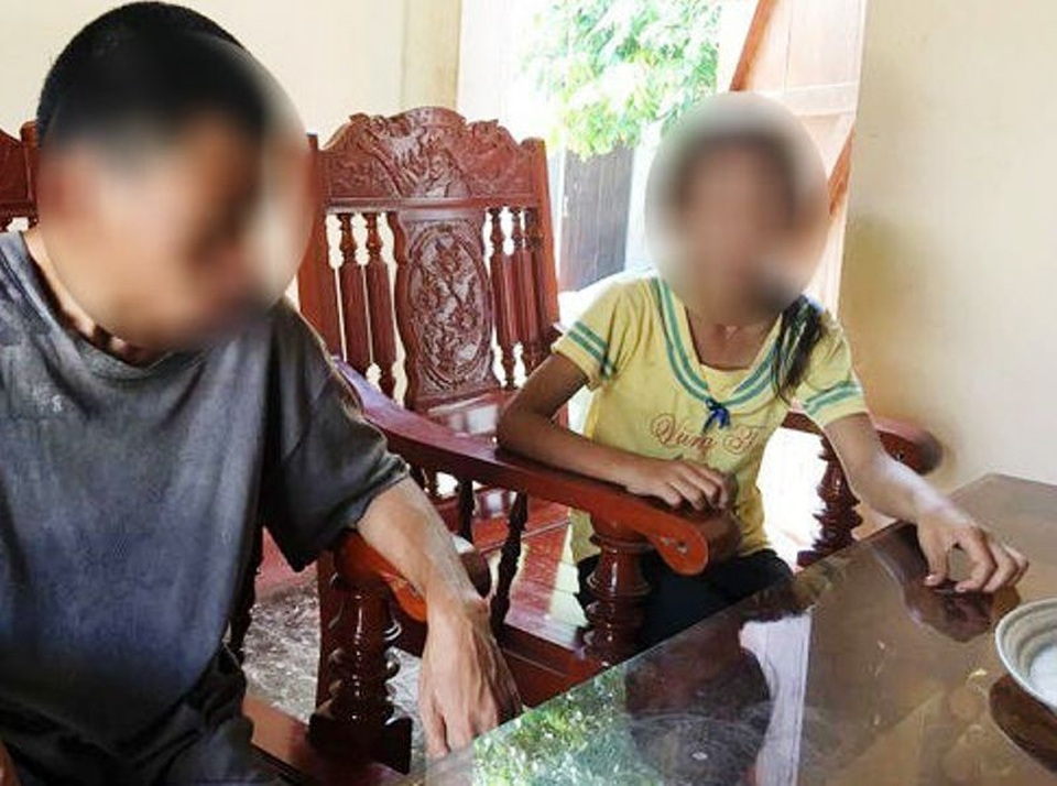 Khởi tố “yêu râu xanh” nhiễm HIV xâm hại bé gái 11 tuổi - 1
Cháu Ng. (áo vàng) bị hoảng loạn sau khi bị yêu râu xanh Vũ Văn Hùng giở trò đồi bại.