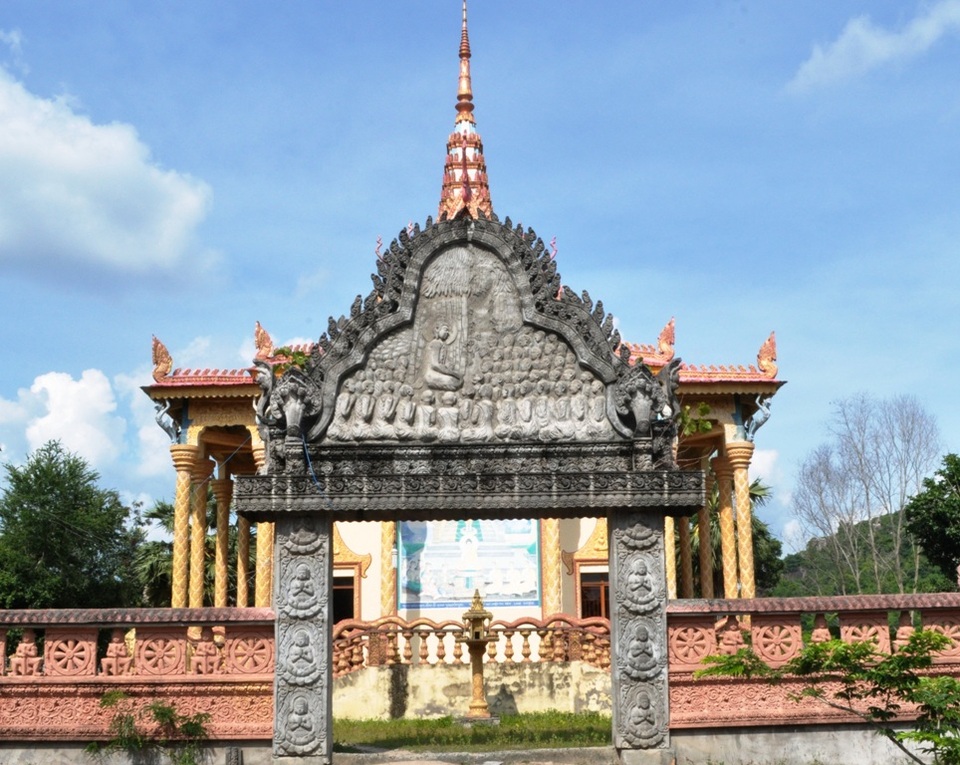 Nét đẹp kiến trúc chùa Khmer ở An Giang - 1 Cổng chùa mang màu sắc văn hóa của đồng bào Khmer.