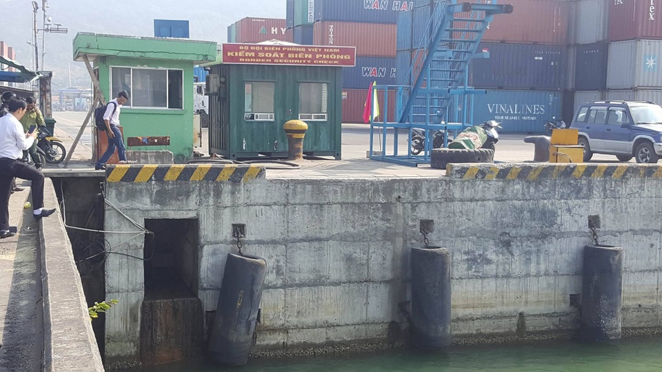“Cống xả thải màu đỏ” có thể là... nước rửa xe chở vật liệu xây dựng? - 2 Cống xả thải tại cầu cảng số 4 thuộc Cảng Tiên Sa (Đà Nẵng)