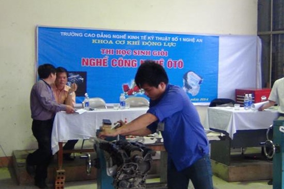Giữa “ma trận” văn bằng: Cần lắm nền giáo dục “thực học - thực nghiệp” - 1
Thực học - thực nghiệp sẽ đầy lùi tình trạng bằng cấp giả tràn lan. Ảnh: PV