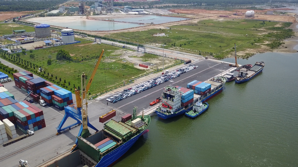 Hoàn thành dự án mở rộng cảng Chu Lai - 2
Với 171m mở rộng thêm về phía thượng lưu, cầu cảng Chu Lai hiện có tổng chiều dài gần 500m, độ sâu trước bến là -9,5m, có khả năng tiếp nhận cùng lúc 3 tàu có tải trọng 20.000 tấn