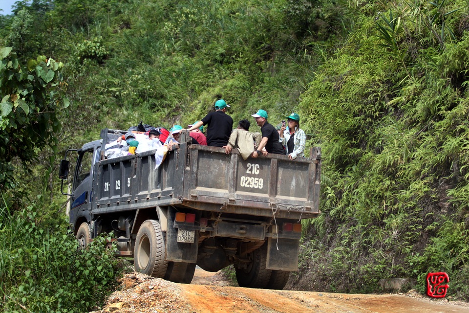 Đêm Trăng tròn cho trẻ em vùng cao - 1
Vào được xã chỉ bằng chiếc xe “Hổ vồ” thế này