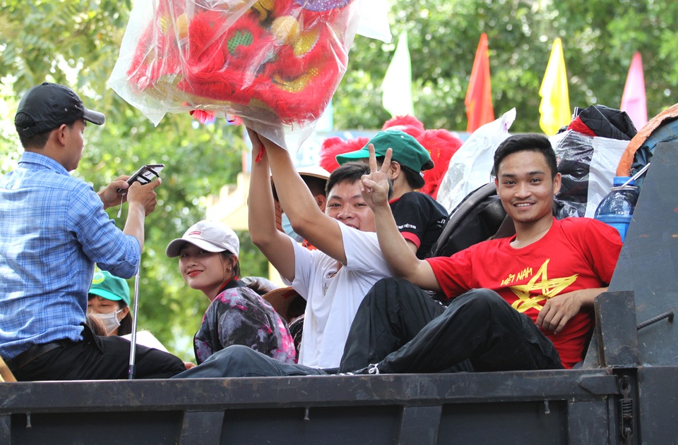 Đêm Trăng tròn cho trẻ em vùng cao - 2
Cả người, cả đồ đều trên “lưng ngựa” nhưng ai cũng đều háo hức