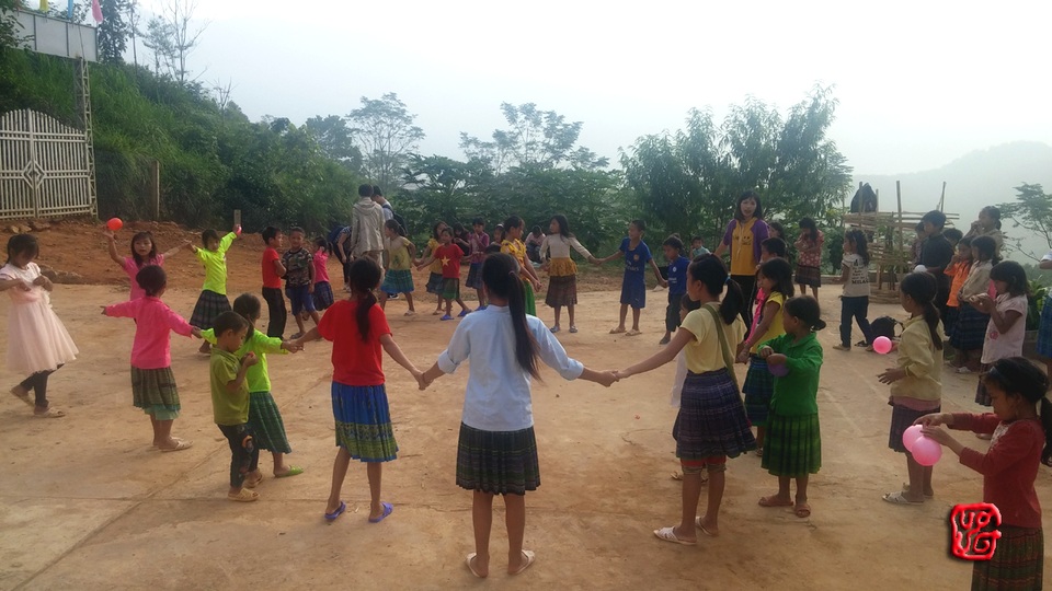 Đêm Trăng tròn cho trẻ em vùng cao - 4
Các tình nguyện viên cùng vui chơi với các em