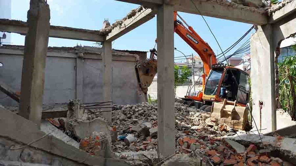 Cảnh cáo Chánh Thanh tra thành phố xây dựng trái phép - 1 Phá bỏ hội trường ông Lê Hoàng xây dựng sai phép, sai thiết kế