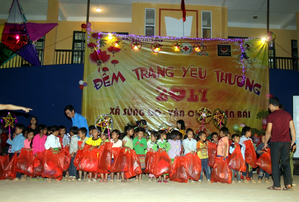 Đêm Trăng tròn cho trẻ em vùng cao - 7
Các món quà từ khắp nơi gửi qua Câu lạc bộ Vì cộng đồng Hà Nội đến tay các em