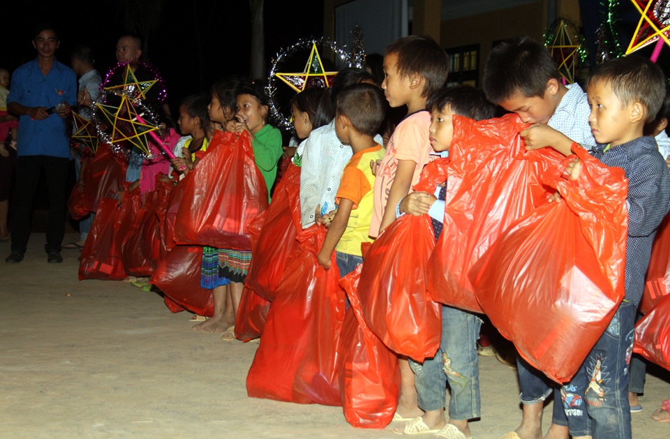 Đêm Trăng tròn cho trẻ em vùng cao - 8
Từ khối lớp 1 đến lớp 9 đều có quà