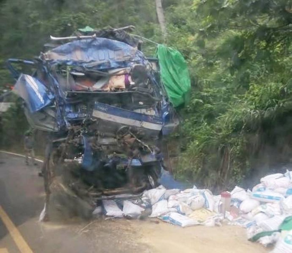 Đầu xe tải bẹp dúm sau khi đâm vào vách núi làm 2 người tử vong