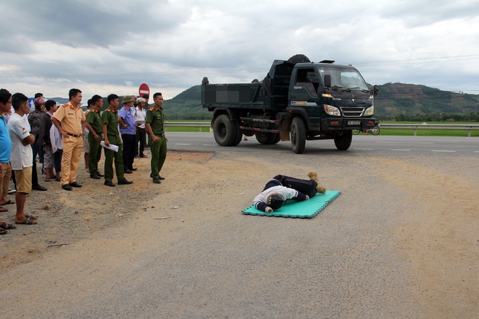 Nghi án tài xế cố tình cán chết nam sinh: Mong chờ một bản án công tâm - 2 CQĐT, VKSND huyện Kỳ Anh cho dựng lại hiện trường vụ tai nạn để phục vụ công tác điều tra vụ án.
